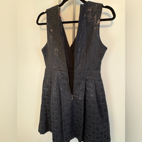 Kirna Zabete Sleeveless Metallic Jacquard Dress in black/ navy. V-neck, pockets. - Picture 7 of 8